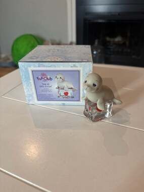 Precious Moments Fun Club Seal-ed With A Kiss 2002 Symbol of Membership Figurine